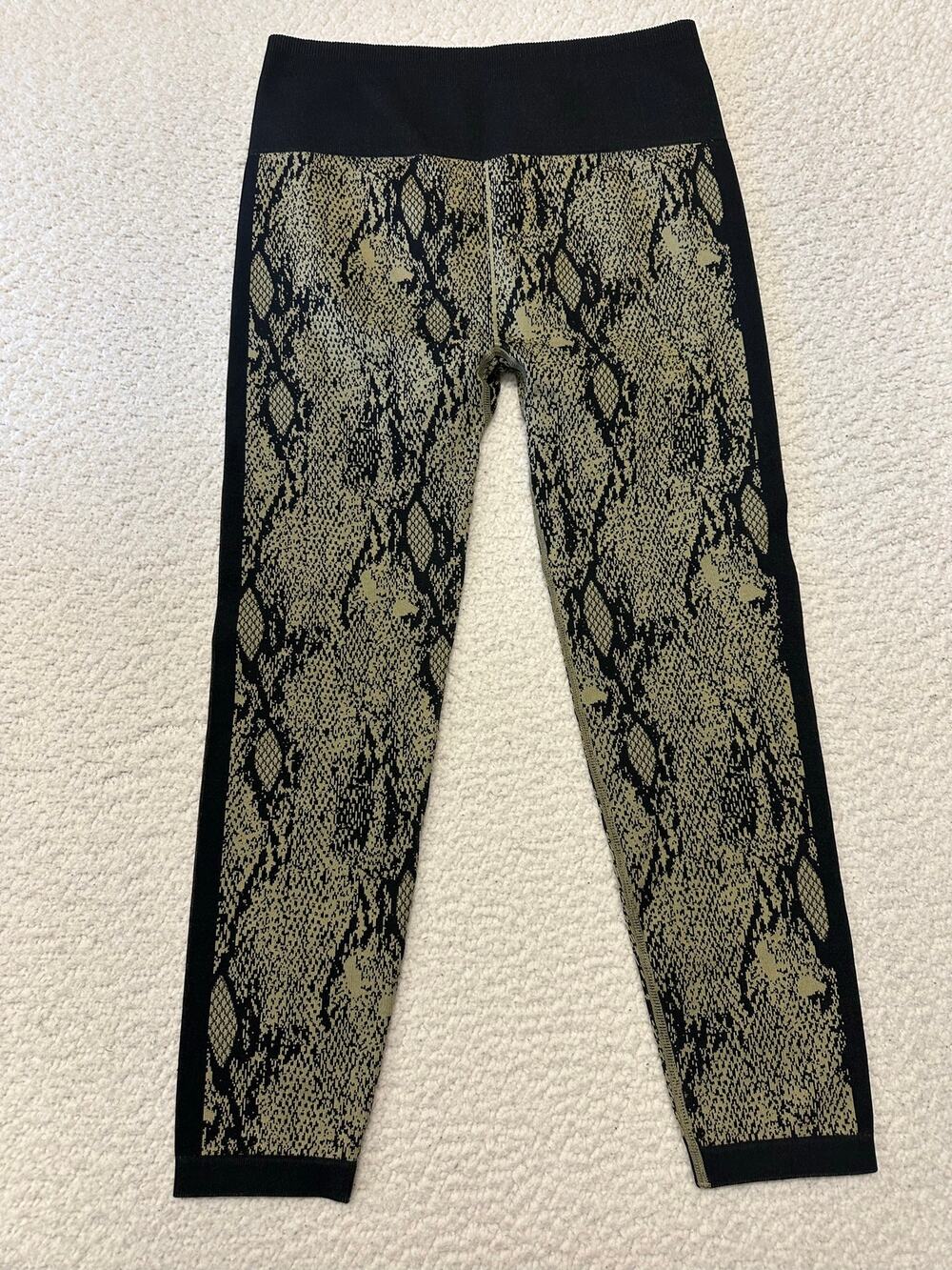 NWT* Fabletics High Waisted Seamless Snakeskin 7/8 Leggings Large